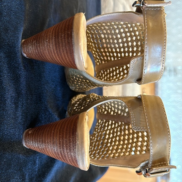 Vince Camuto Sandals - Picture 3 of 11